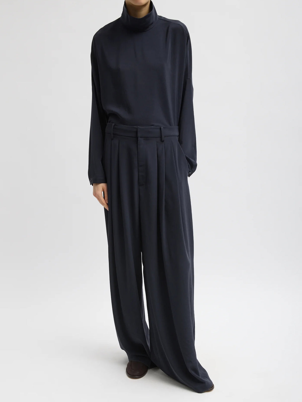 Relaxed Suiting Triple Pleat Pant in Navy