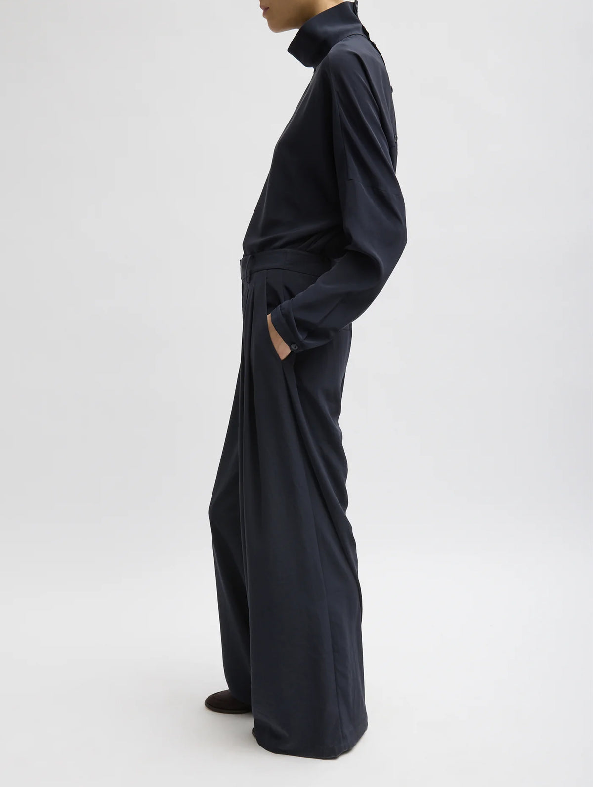 Relaxed Suiting Triple Pleat Pant in Navy