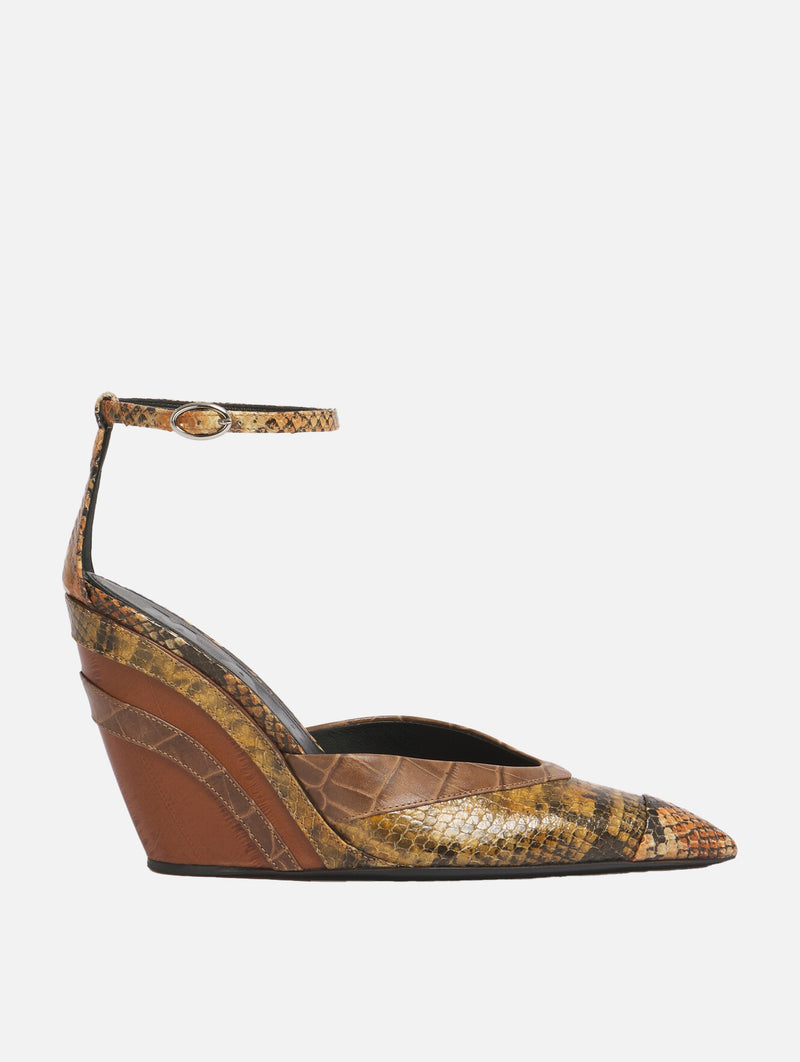 Pointed-toe Wedge in Brown