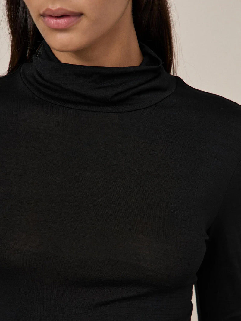 01 Turtleneck in Black