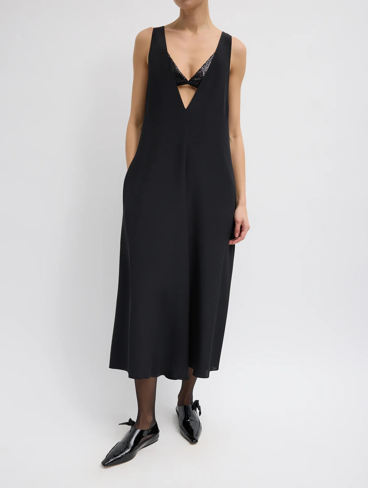4 Ply Silk V-Neck Dress With Bra in Black