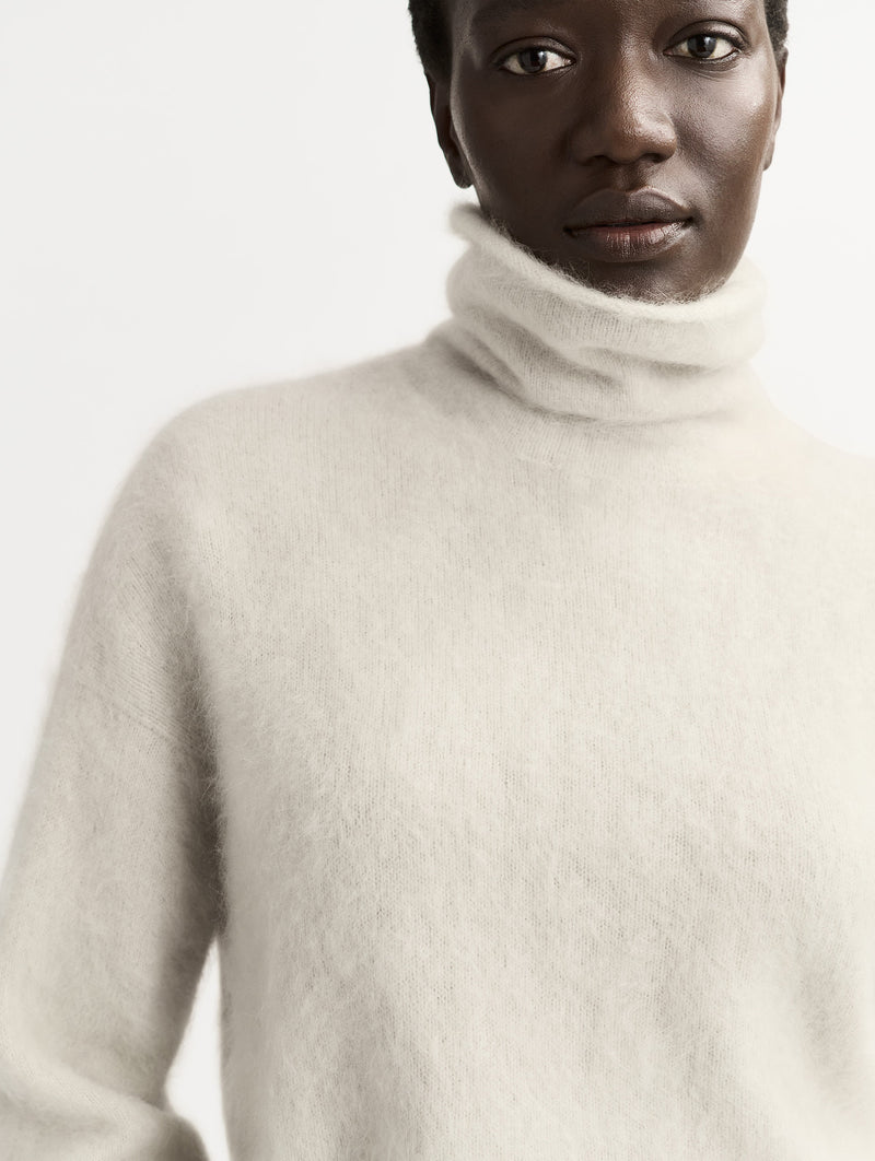 Brushed Cashmere Turtleneck in Chalk