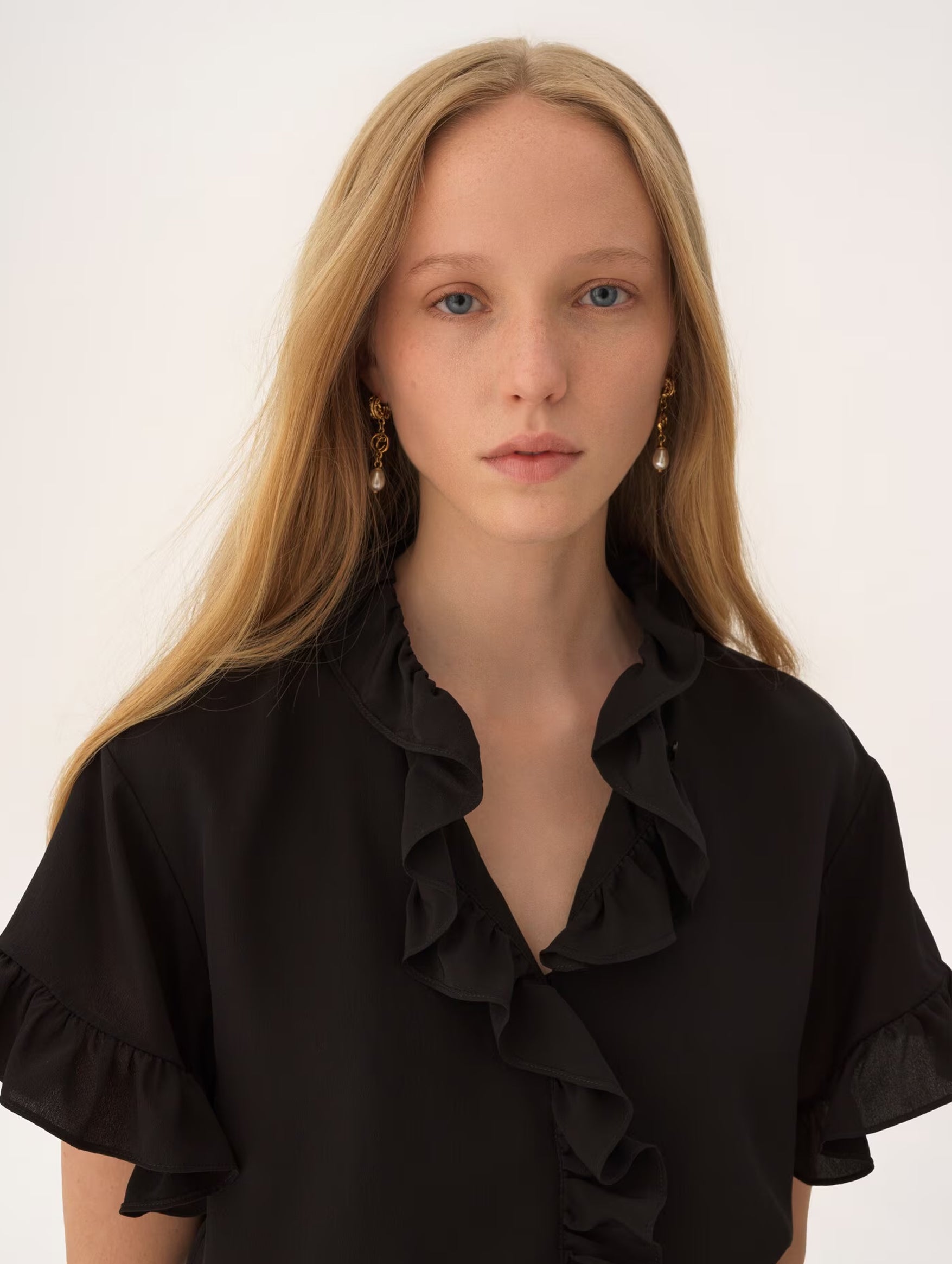 The Chloé Classy Earrings in Gold and Pearly