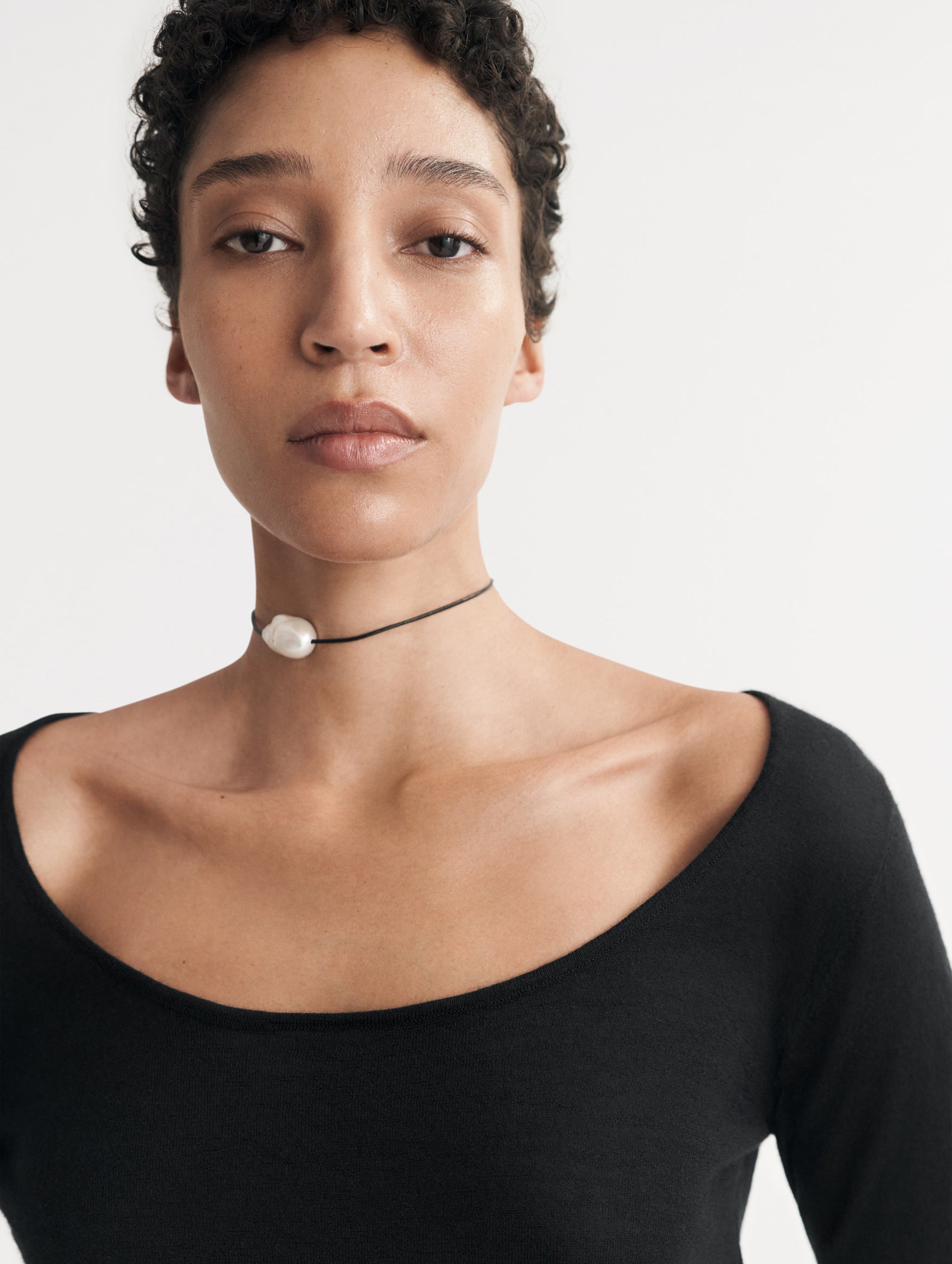 Featherlight O-Neck in Black