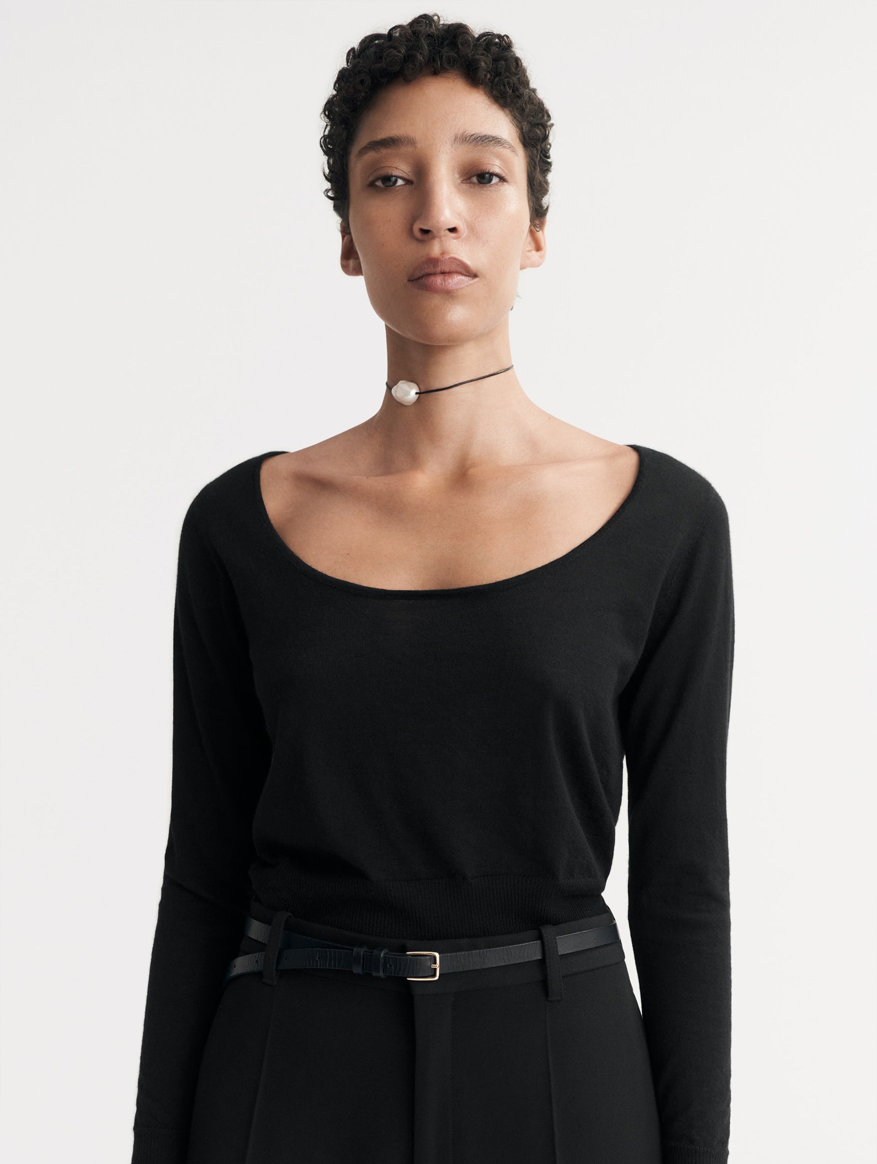 Featherlight O-Neck in Black