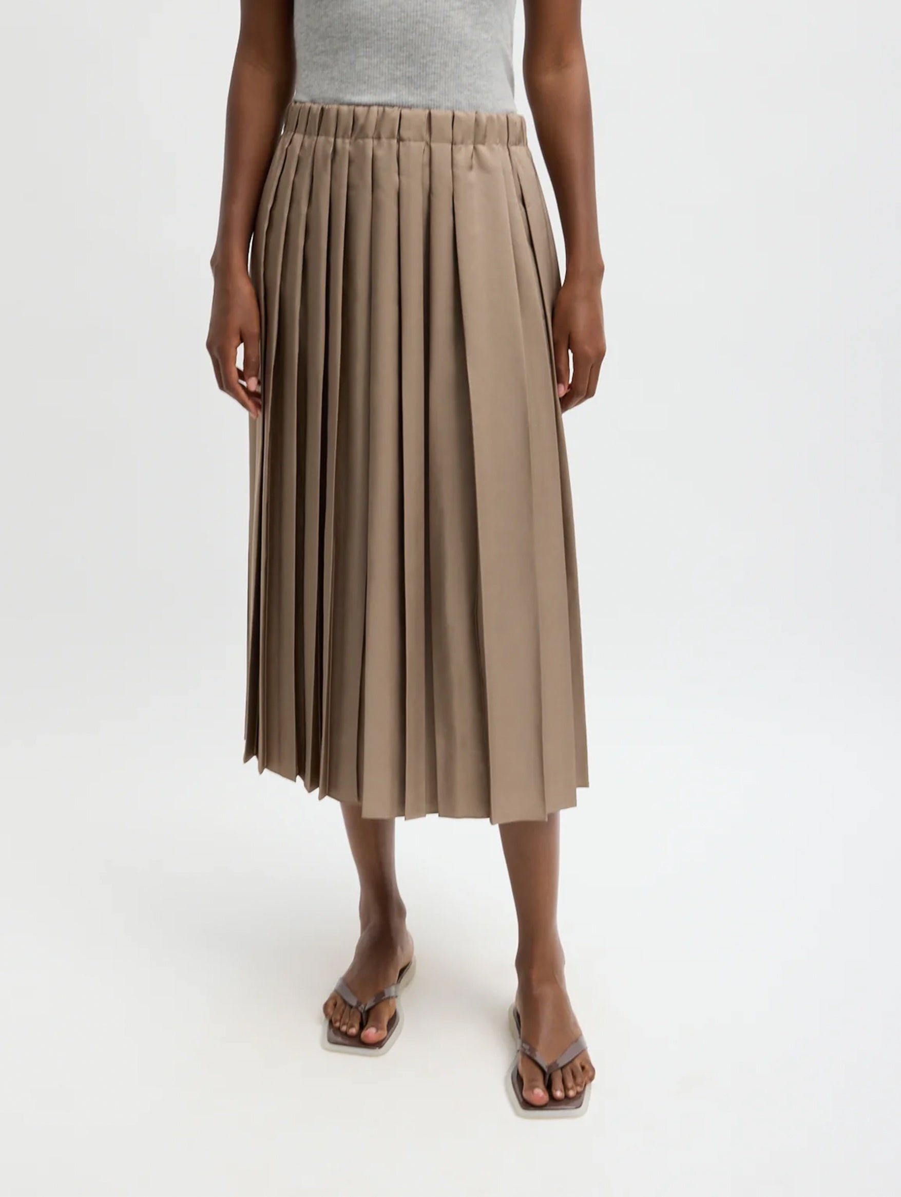 Feather weight Pleated Pullon Skirt in Latte