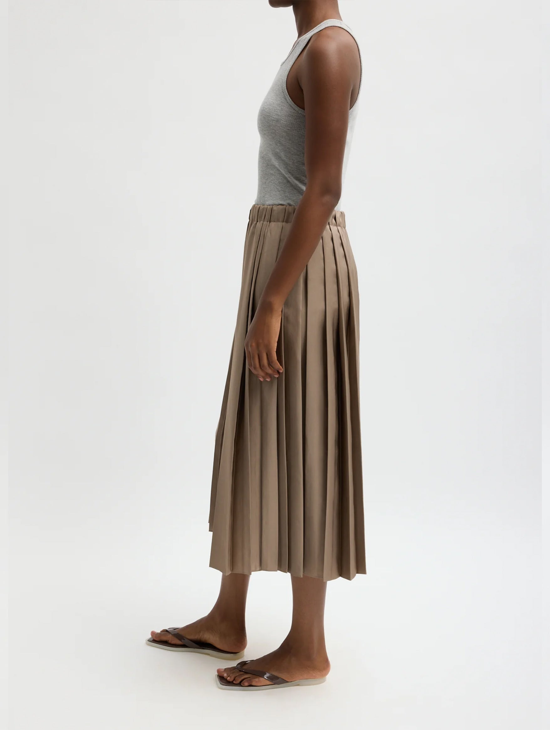 Feather weight Pleated Pullon Skirt in Latte