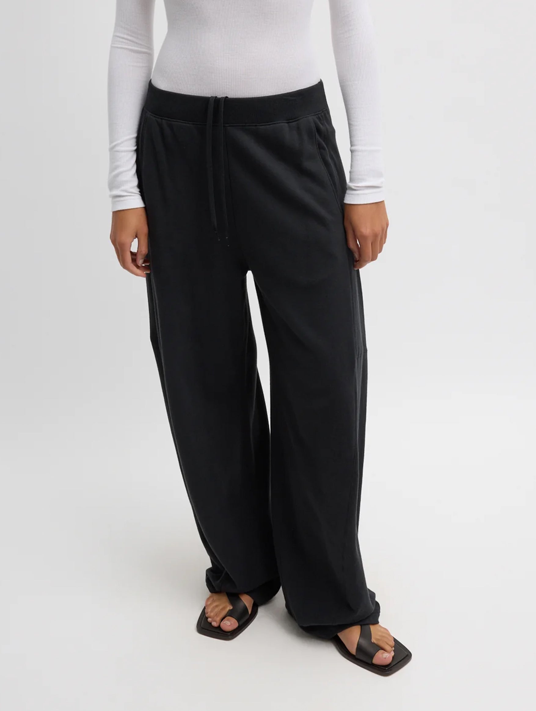Light Weight Sweatshirting Winslow Pant Short in Black