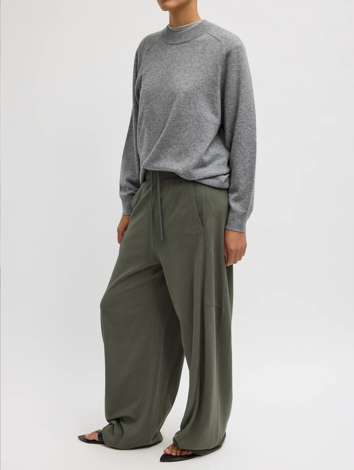 Light Weight Sweatshirting Short Winslow Pant in Olive