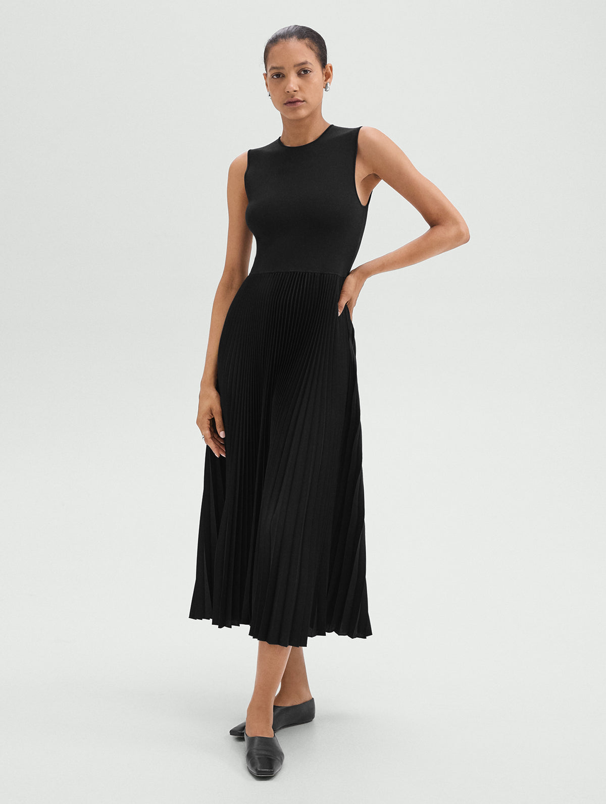 Crewneck Sleevless Pleated Dress in Black