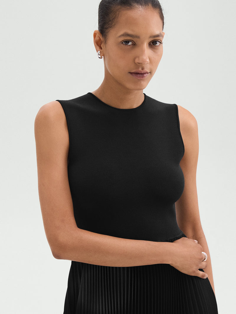 Crewneck Sleevless Pleated Dress in Black