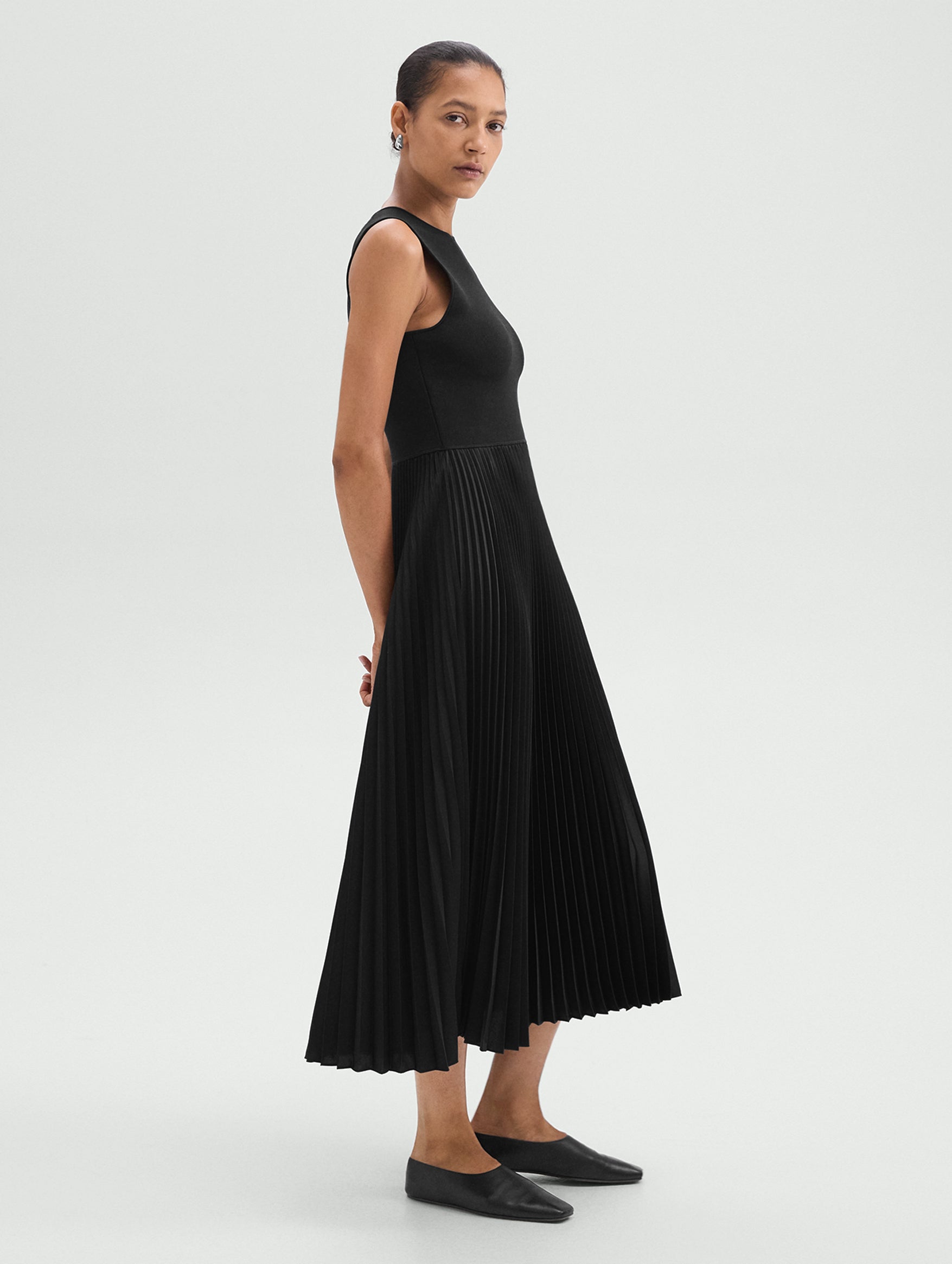 Crewneck Sleevless Pleated Dress in Black