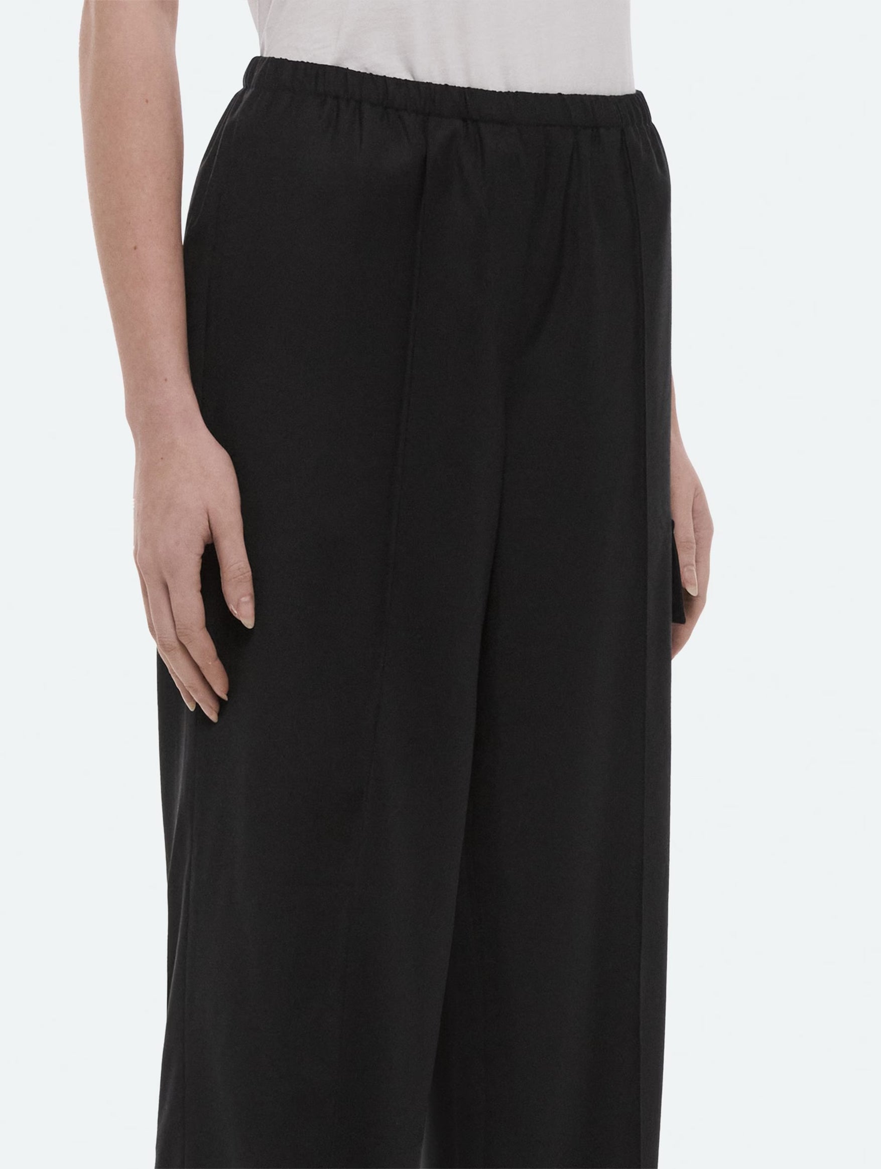 Relaxed Cargo Trousers in Black