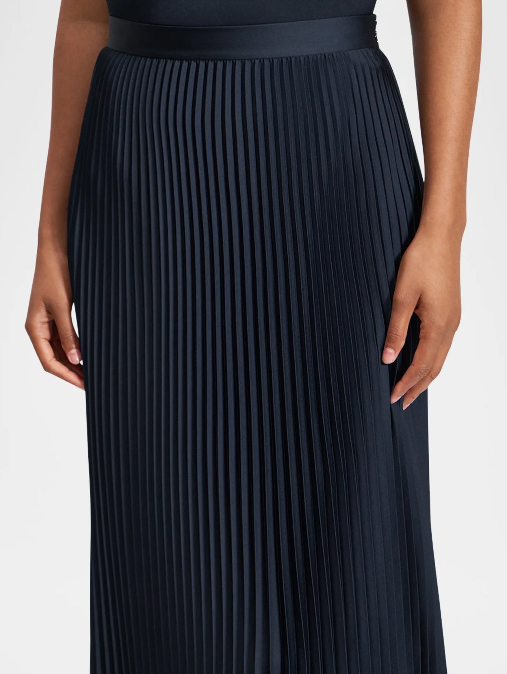 Slim Pleat Skirt in Navy