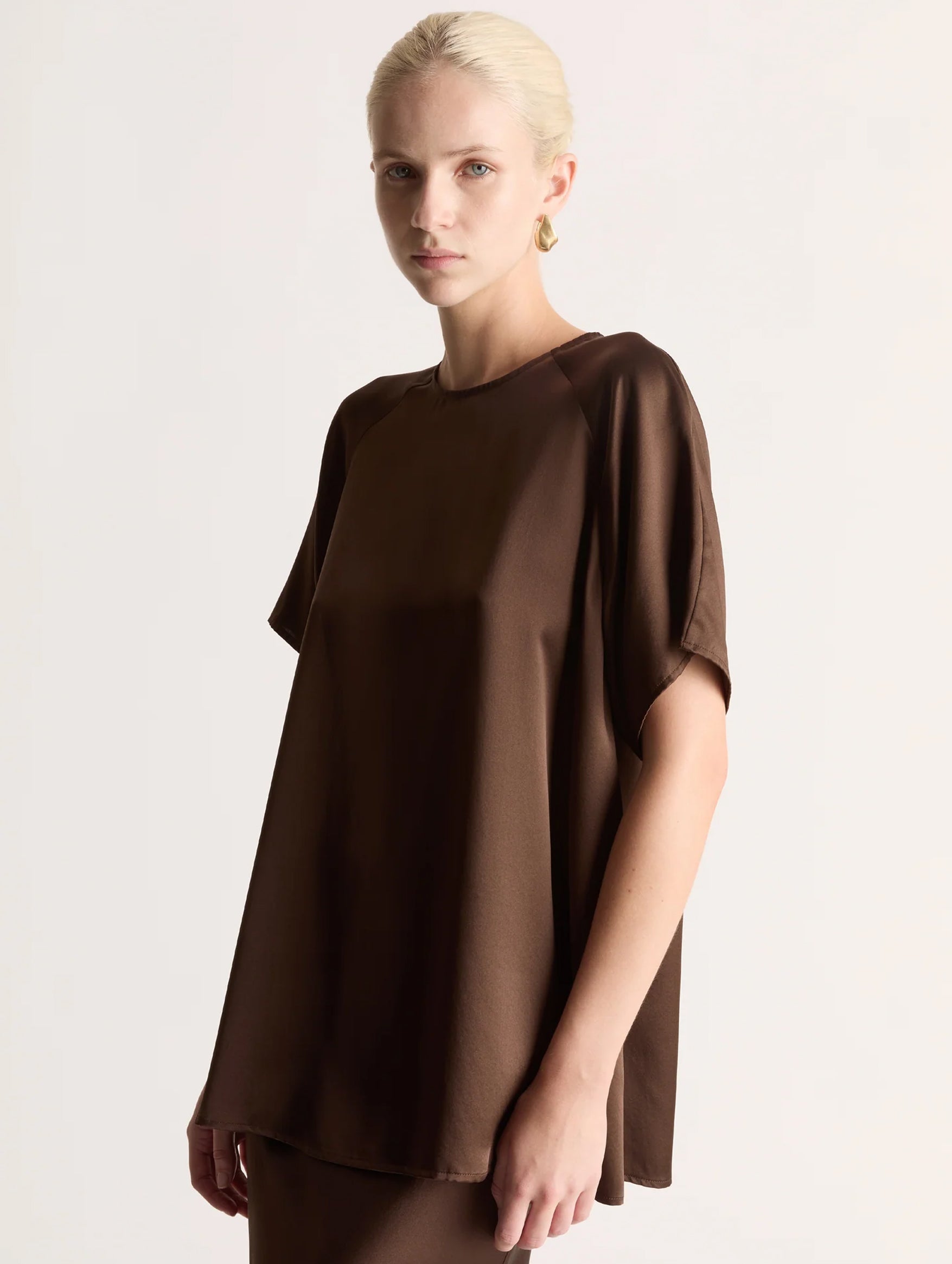 Stella Silk Satin Raglan Tee in Fudge