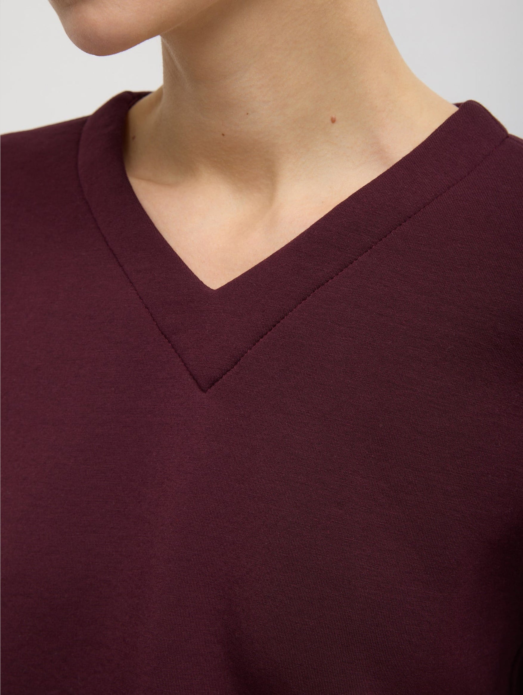 Bonded Viscose Easy V-Neck in Crimson