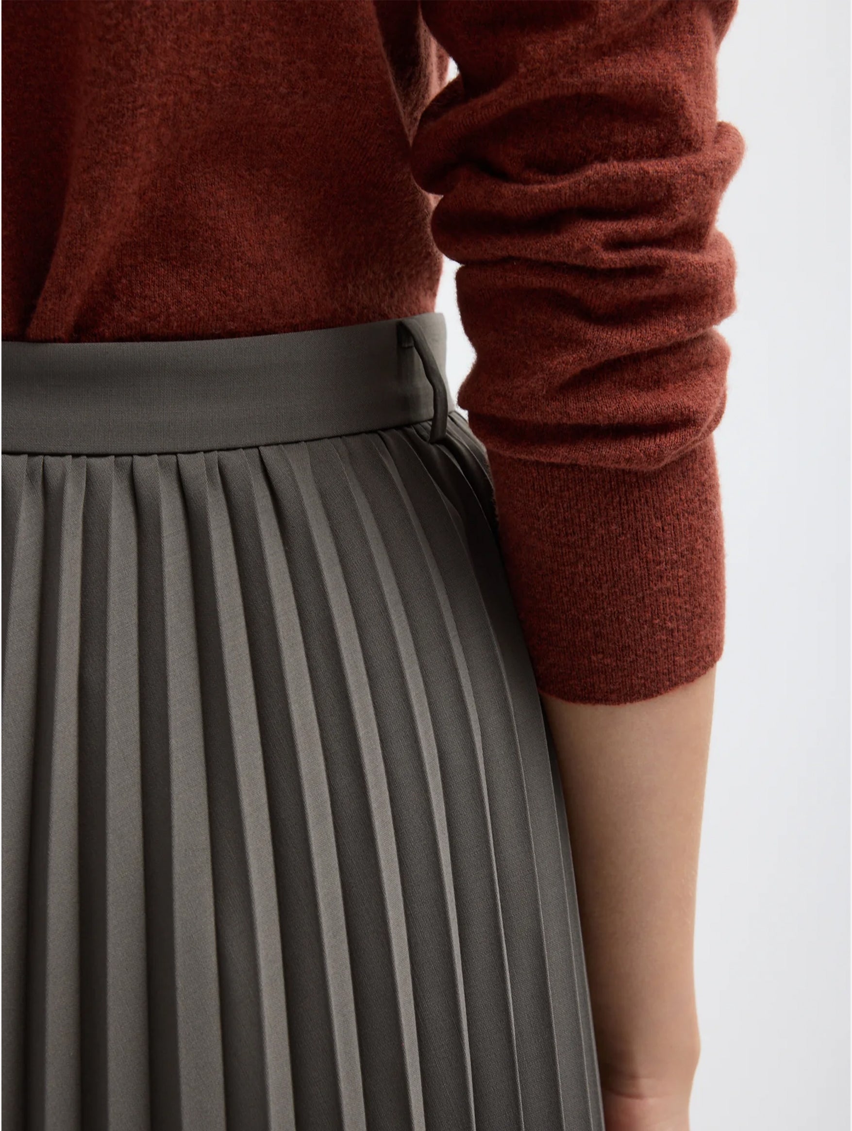 Tropical Wool Pleating Sunray Skirt in Dark Stone