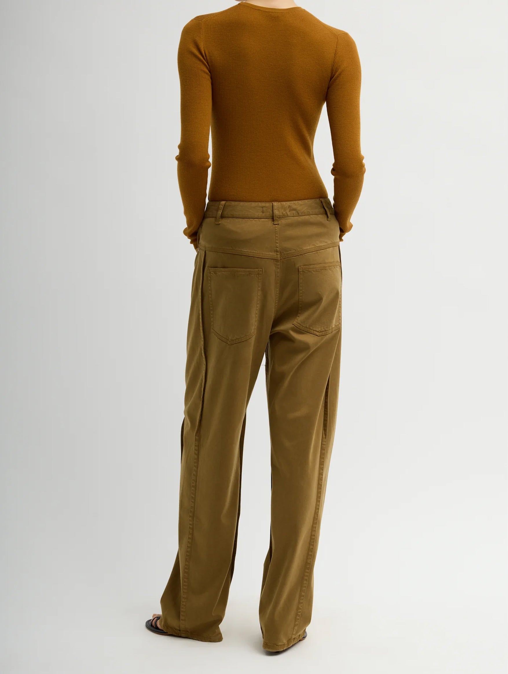 Garment Dyed Stretch Twill Short Tuck Pant in Dark Tan