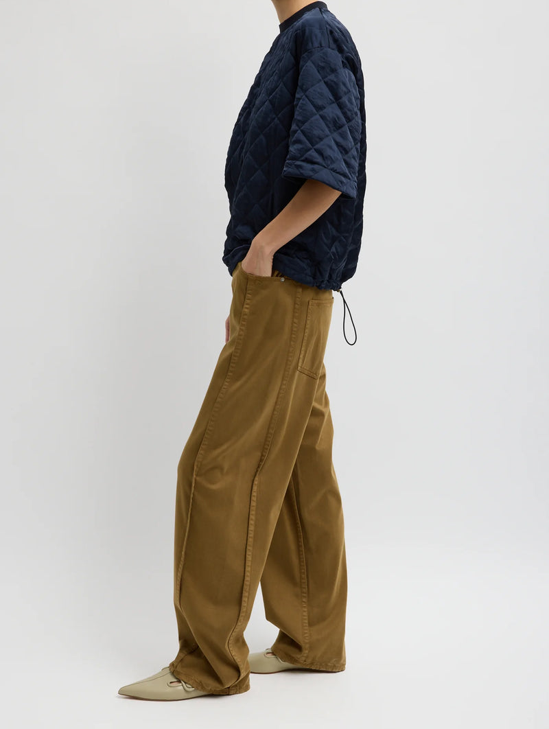 Garment Dyed Stretch Twill Short Tuck Pant in Dark Tan