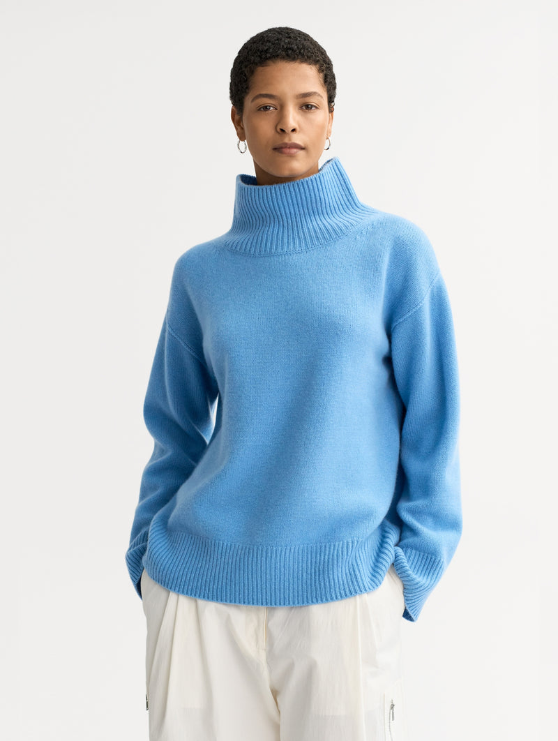 Boyfriend Cashmere Turtleneck in Azure