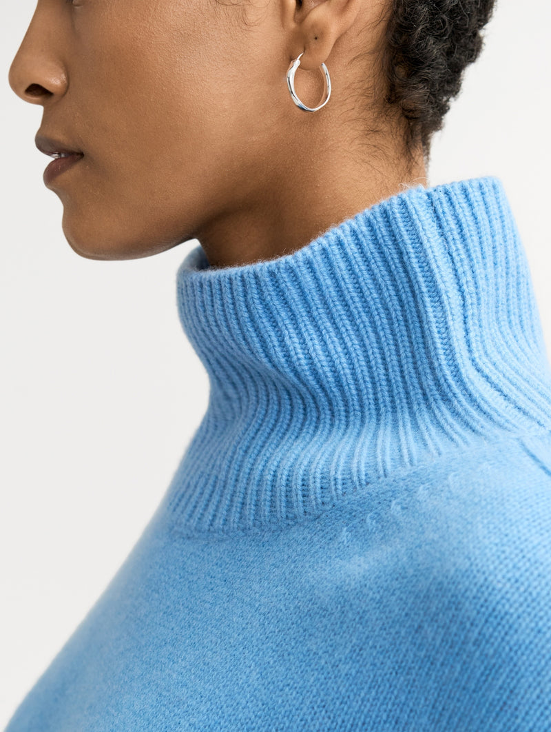 Boyfriend Cashmere Turtleneck in Azure