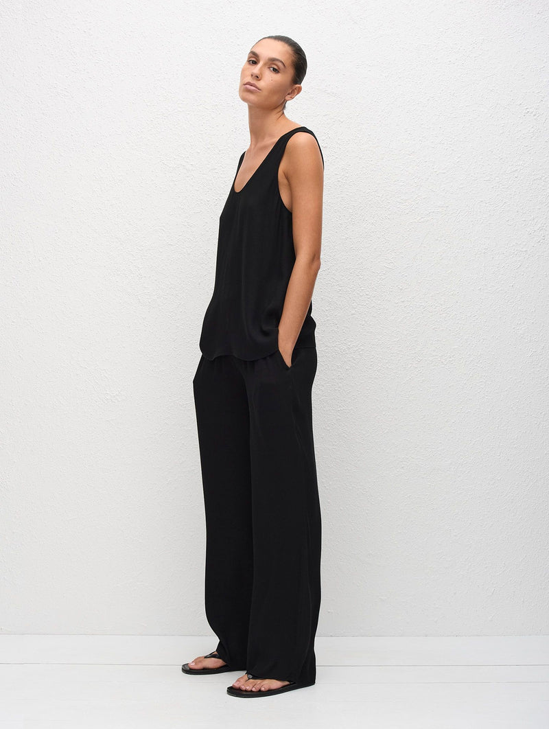 Fluid Scoop Tank in Black