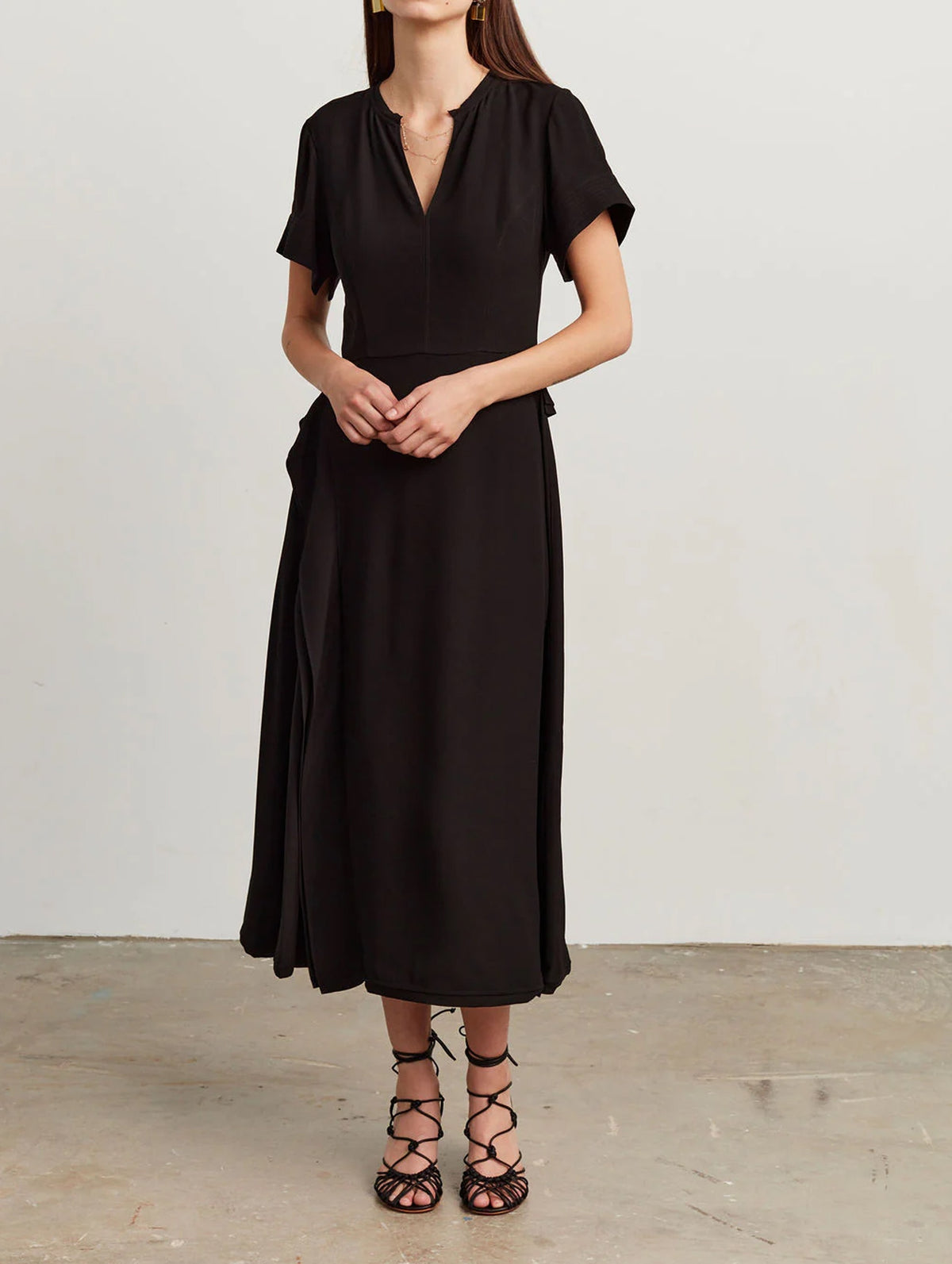 Nadya Short Sleeve Midi Dress in Noir