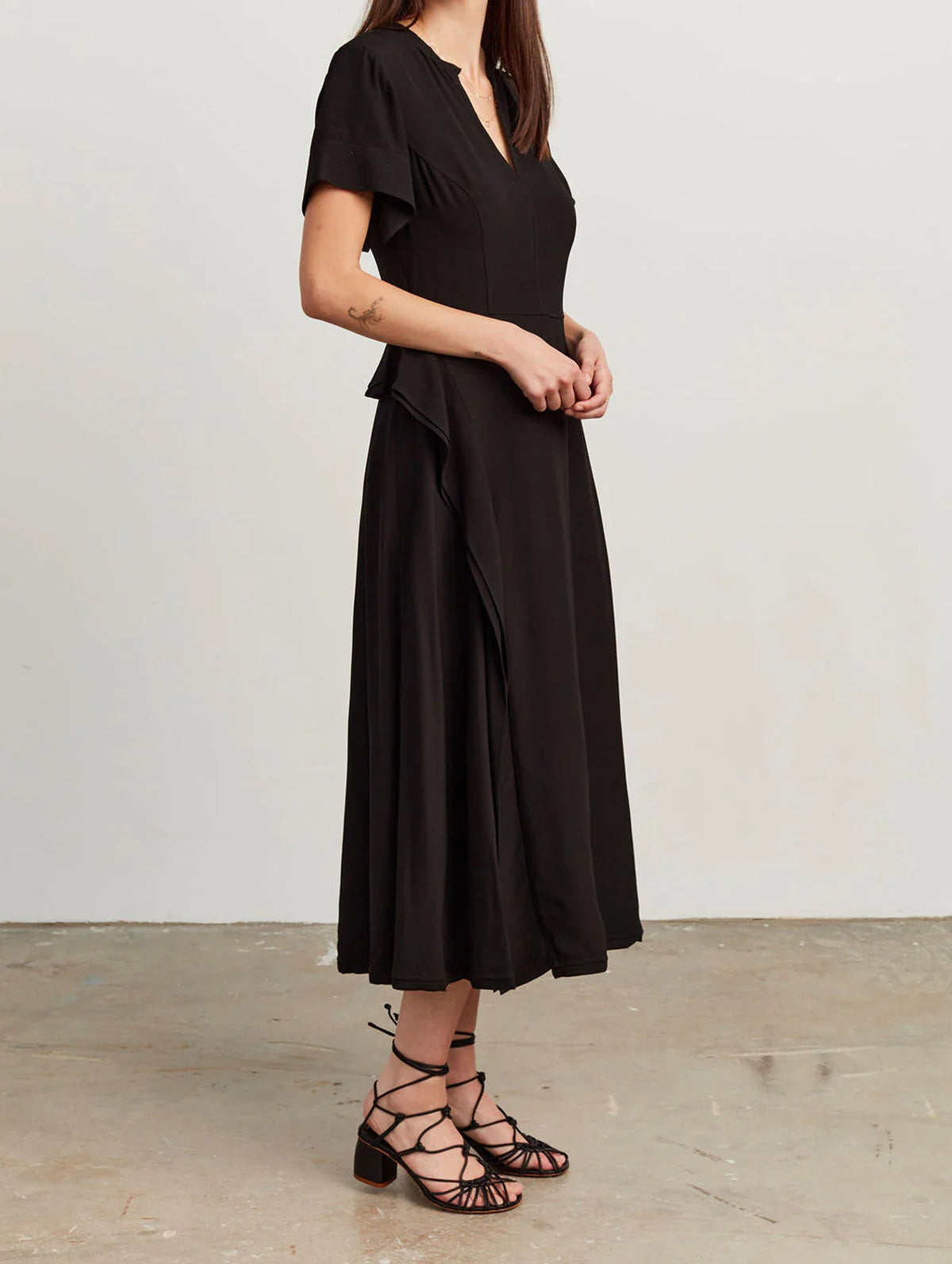 Nadya Short Sleeve Midi Dress in Noir