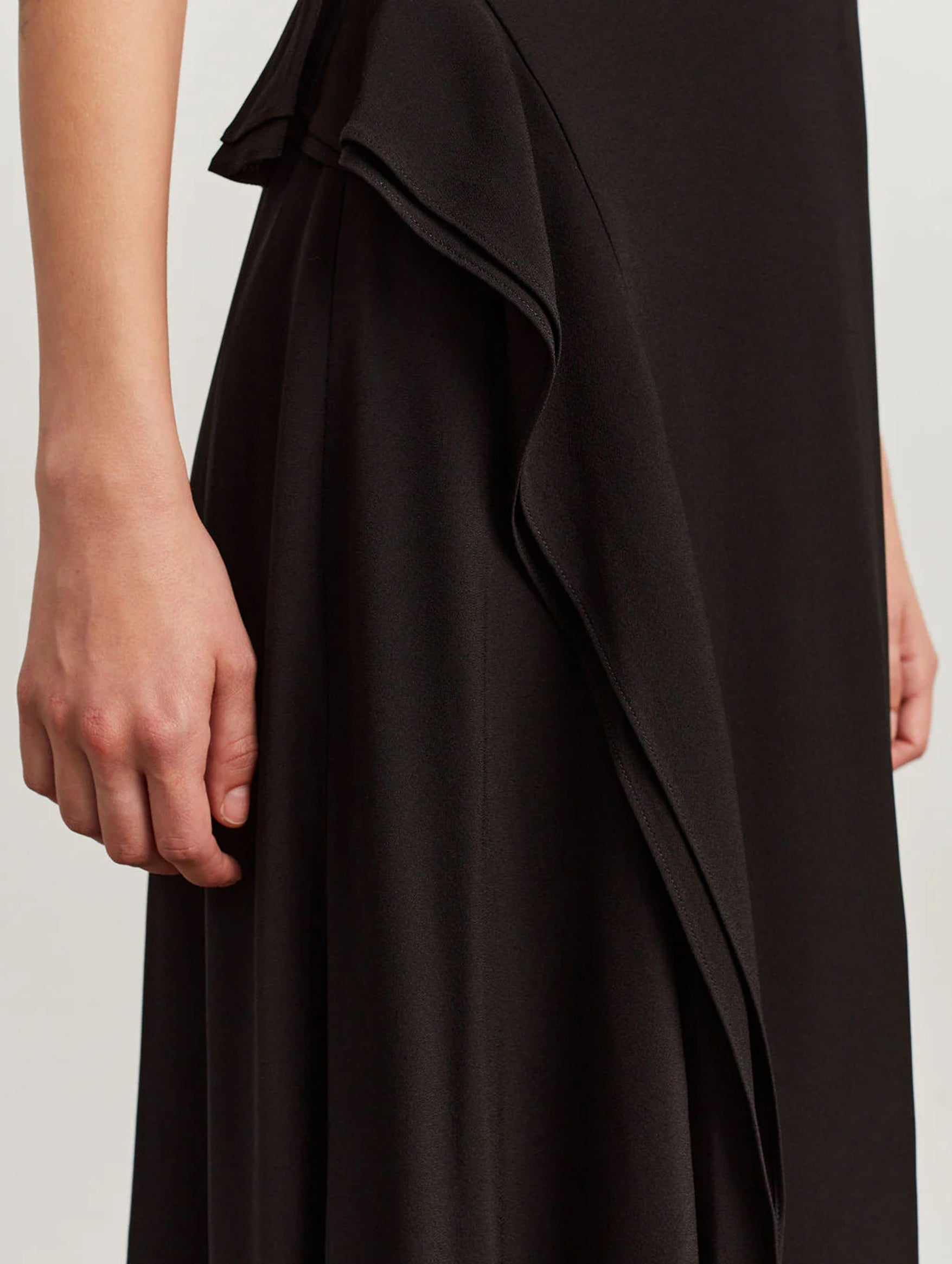 Nadya Short Sleeve Midi Dress in Noir
