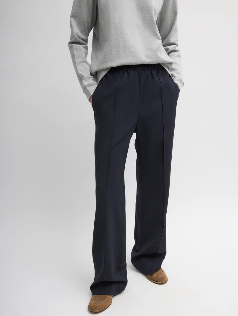 Tropical Wool Regular Scottie Jogger in Navy