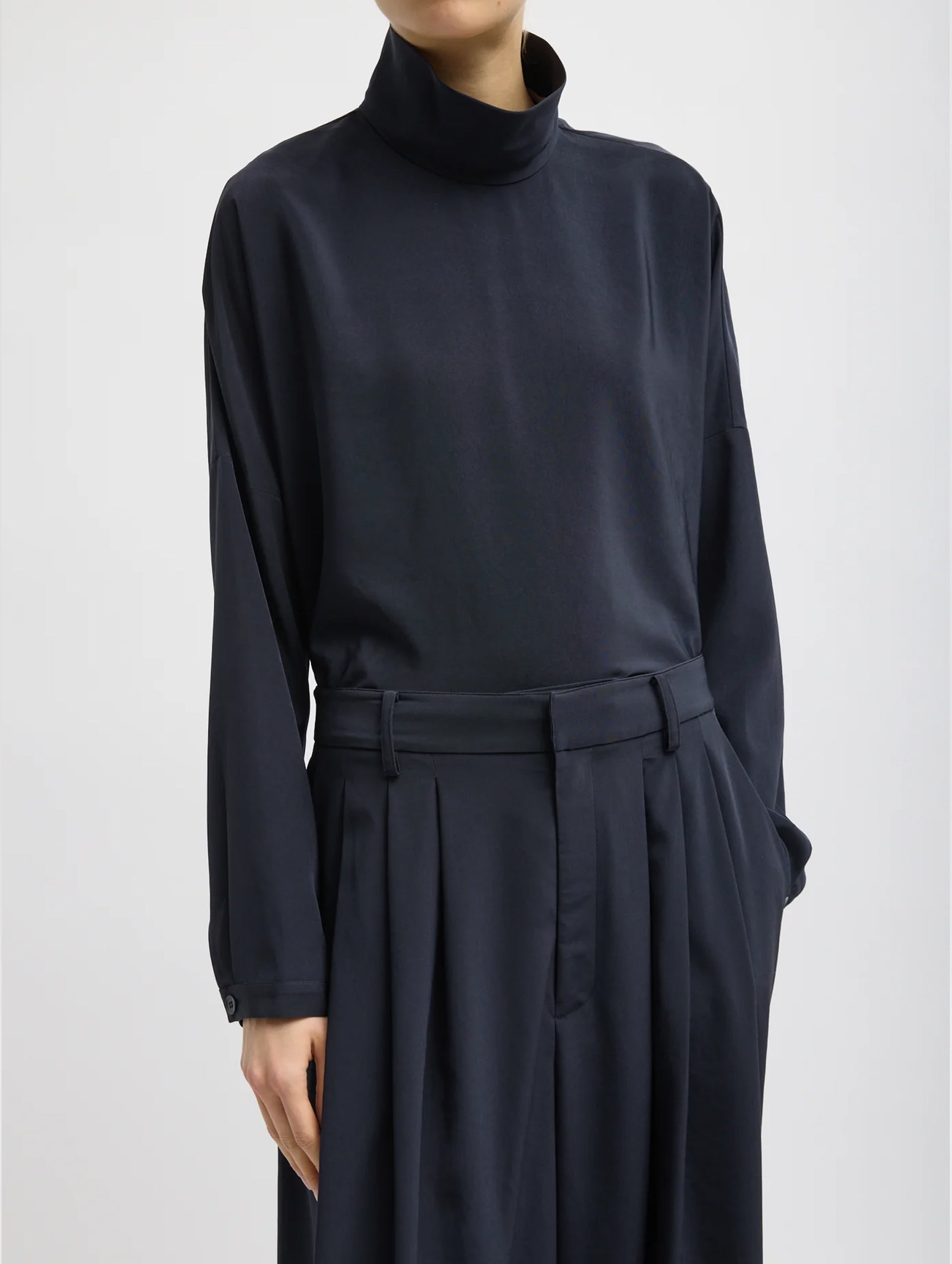 Relaxed Suiting Triple Pleat Pant in Navy