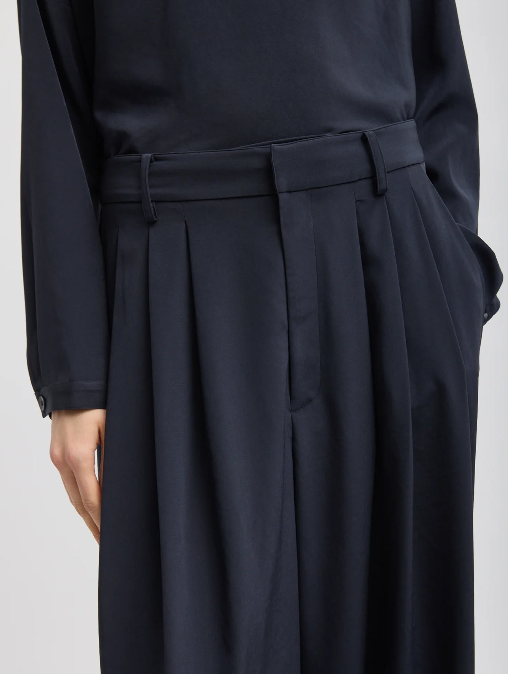 Relaxed Suiting Triple Pleat Pant in Navy