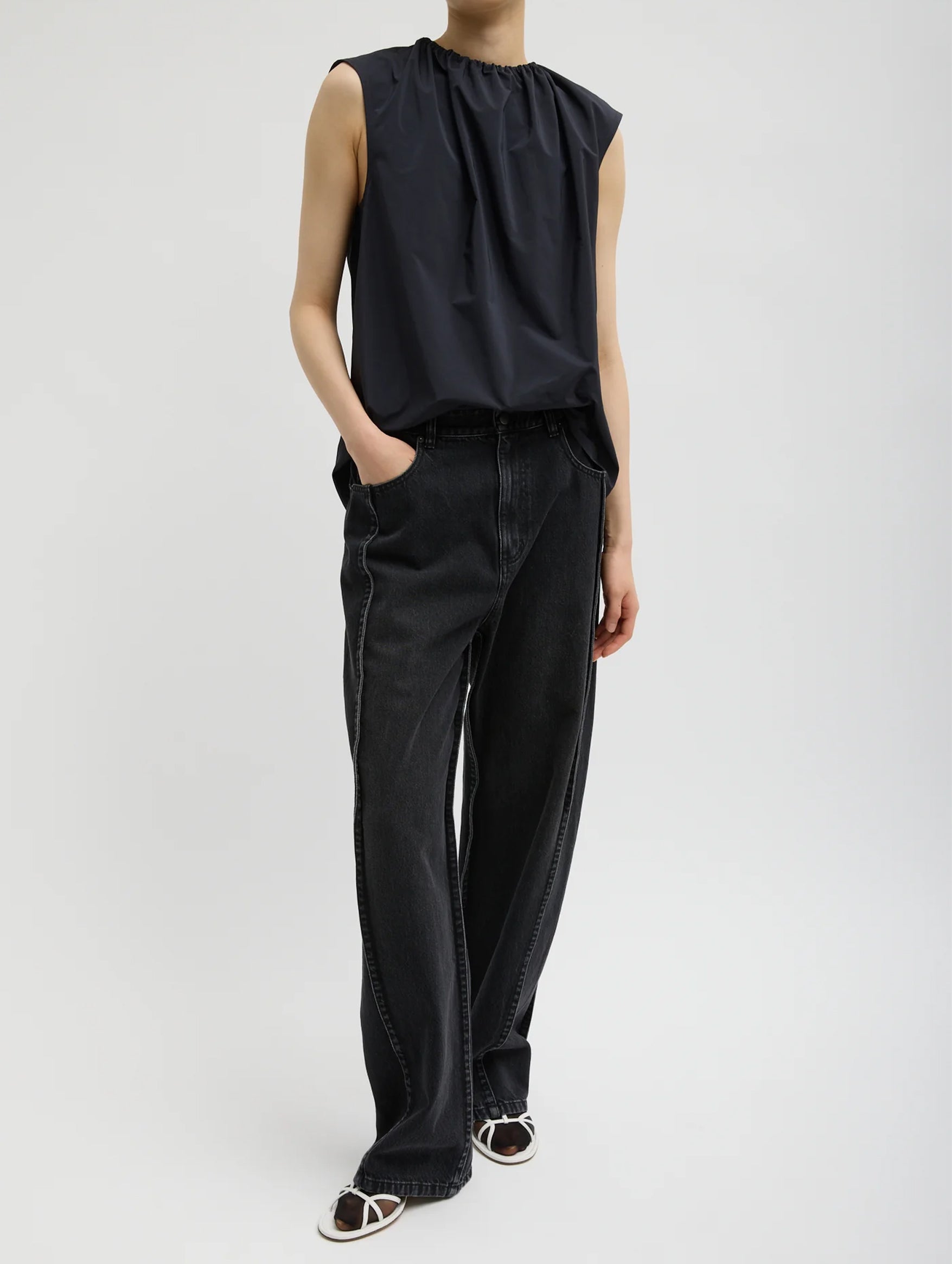 Short Tuck Jean in Vintage Black Denim