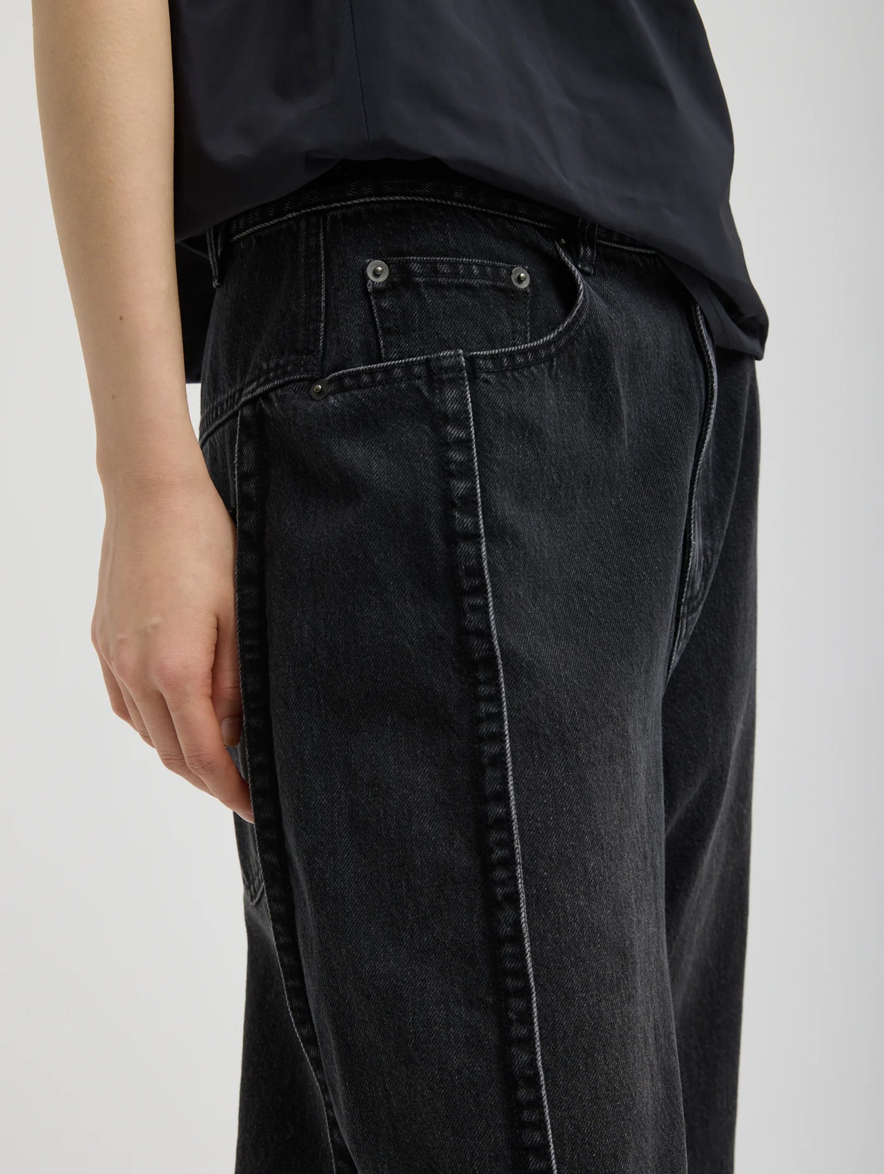 Short Tuck Jean in Vintage Black Denim