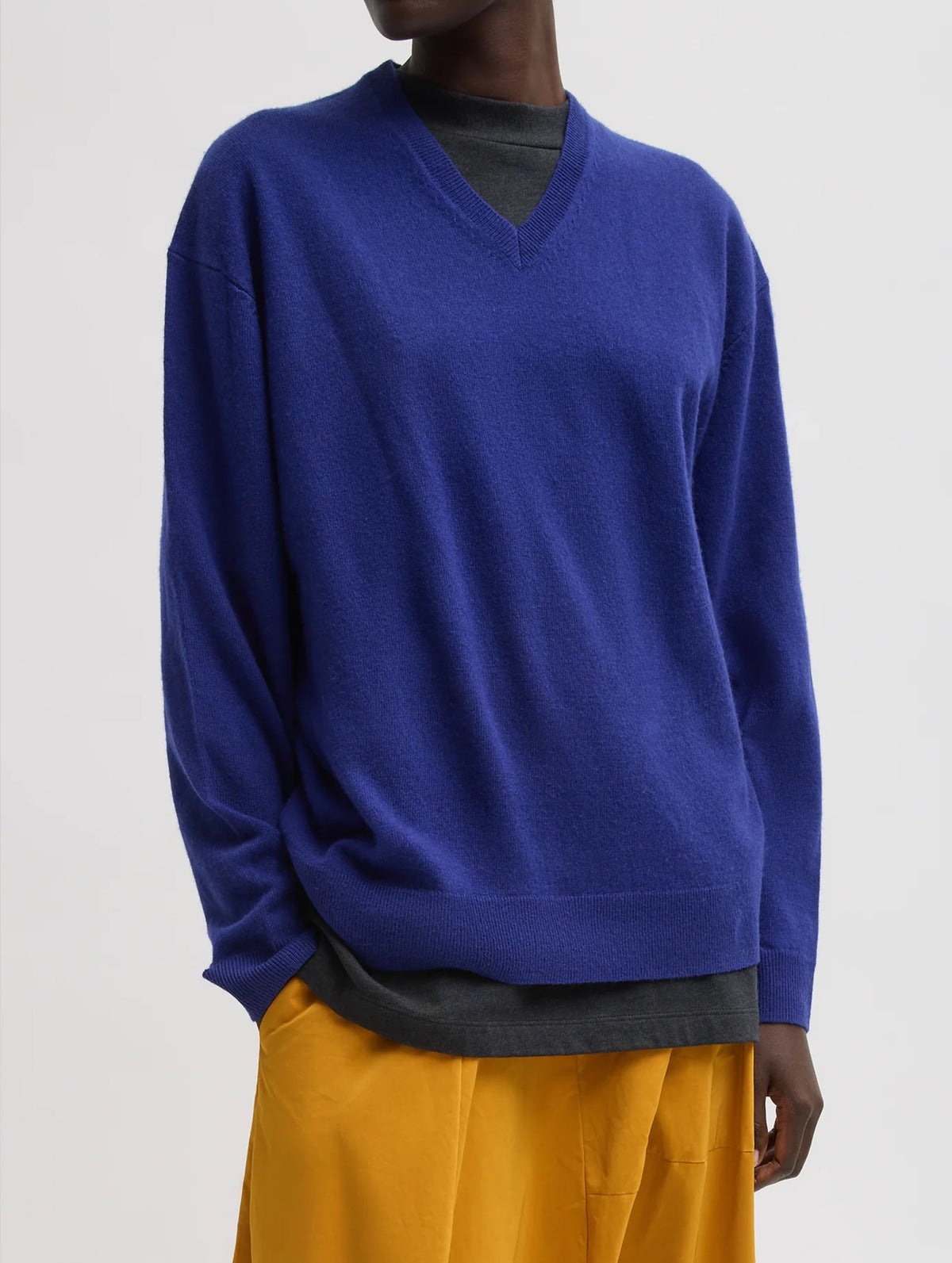 Washable Cashmere Easy V Neck Sweater in Ink Blue