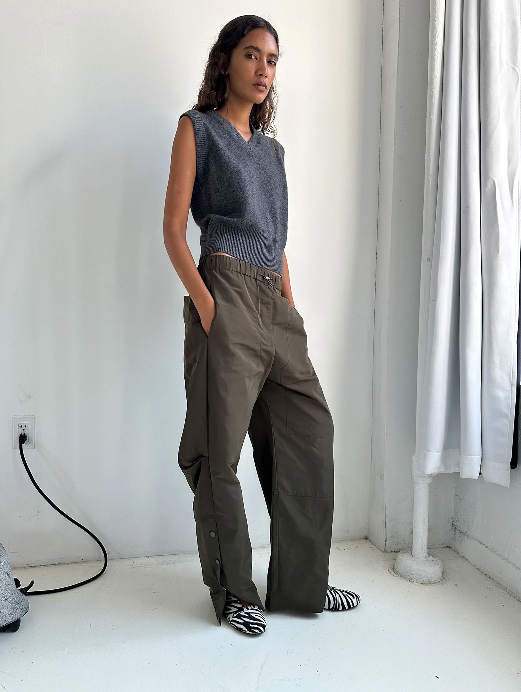 Merino Cashmere Vest in Charcoal