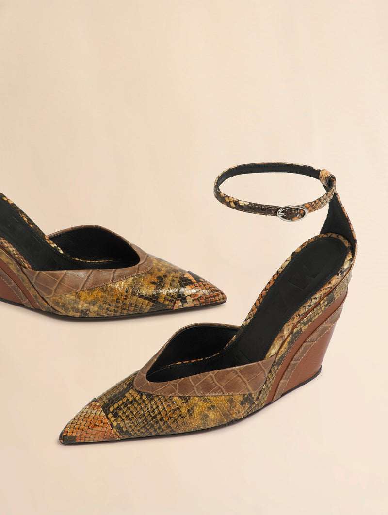 Pointed-toe Wedge in Brown