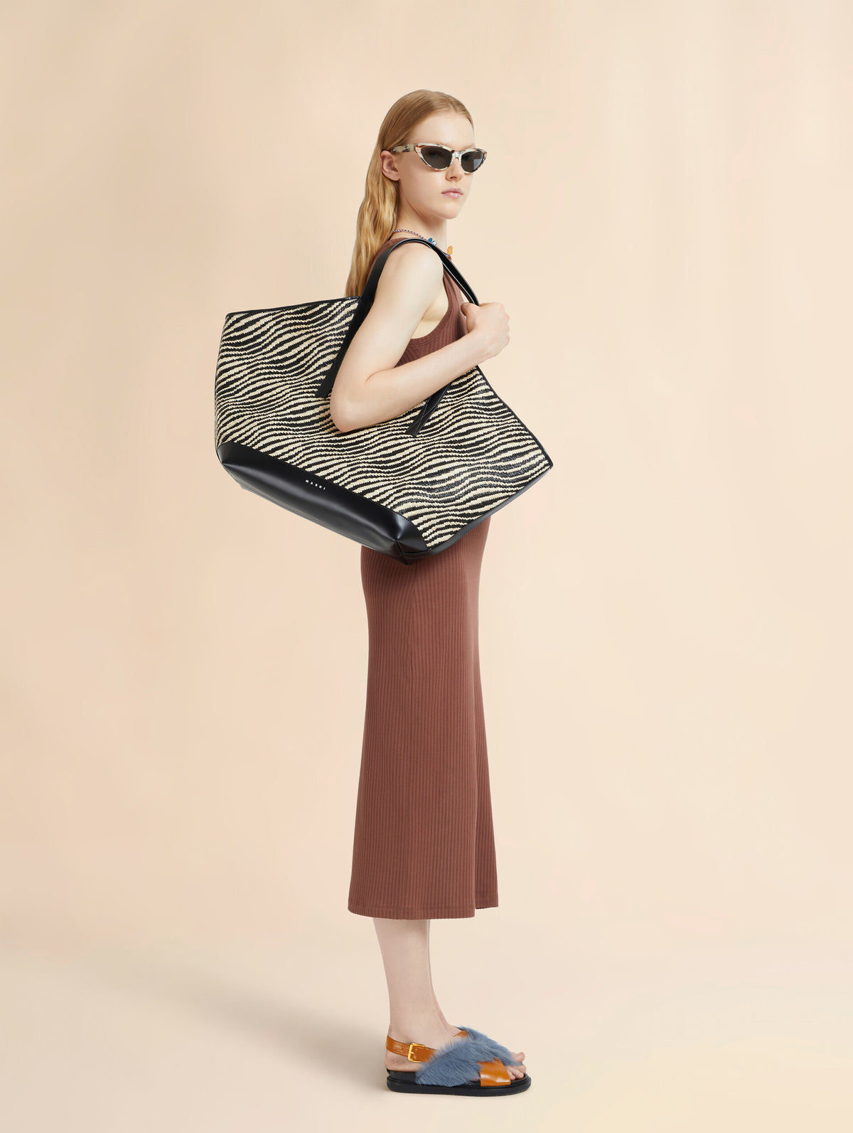 Black Raffia Effect Waves Tote Bag in Black